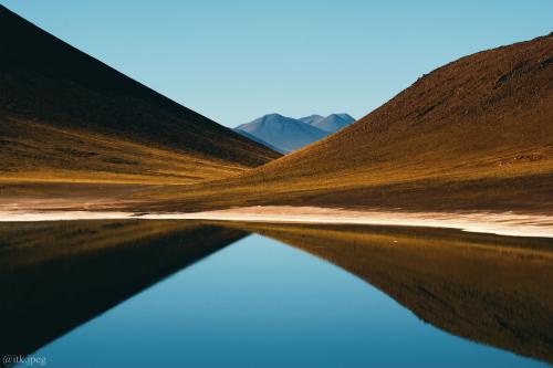 oneshotolive:  Laguna Miñiques acting as a perfect mirror in the early morning, Atacama Desert, Chile [OC] [5048 × 3366] @itk.jpeg 📷: itk_jpeg 