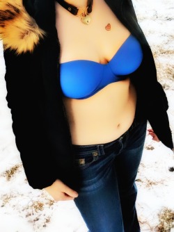 Flashing the bra outside! Nothing like being a naughty exhibitionist slut! Hehe
