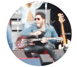 justatadhorny:  alekzmx:  UPS!   Lenny Kravitz had a wardrobe malfunction of the frontal kind when his tight pants split down the middle in front of the audience. (is he wearing a cockring?!!)  I LOL’d, then I stared for like 2 whole minutes. Thanks
