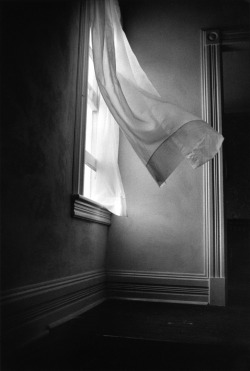 inritus:  Breezy Curtains, Vermont, 1975. Photographed by Harold Feinstein. 