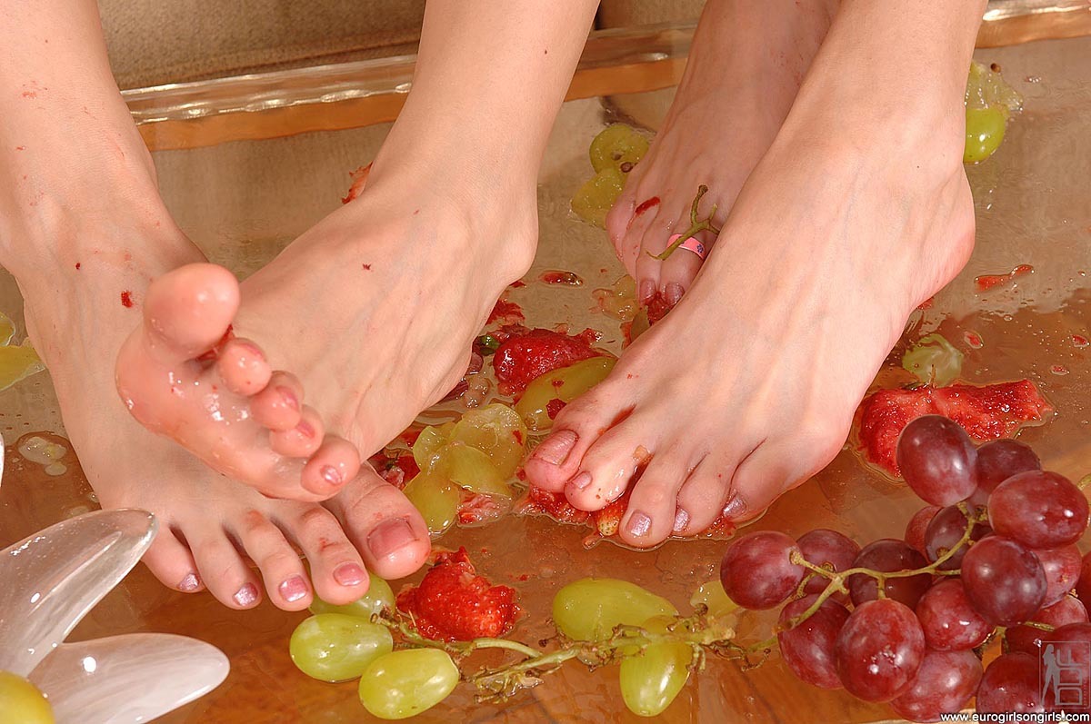 foot-fetish-lovers:  Foot fetish pictures: Messy lesbian foot and food action Full
