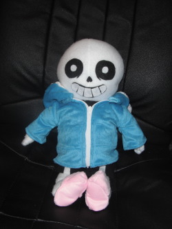 osachiart:  I made a sans plushie! 💕  💕    Got some inspiration from here, and used this tutorial to help me with making the hoodie cause I’ve never made one before and I’m actually terrible at sewing