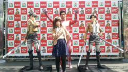 fuku-shuu:  The fan photo session with the newly unveiled life-size Eren &amp; Levi figures has started at the SnK x 7-11 event in Shinjuku!More about all the new event merchandise here!