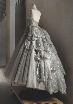 vuittonv:  Christian Dior Haute Couture silk taffeta-and-tulle dress, fall 1949. ph. Annie Leibovitz. Vogue US (May 2016). 