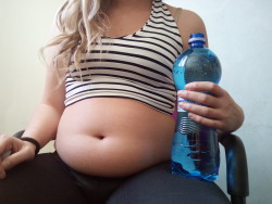 morefatbelly:  Today I wanted to try a new experience: after eating two plates of pasta with sausage and broccoli, a steak and egg, I decided to drink two liters of sparkling water to inflate my belly:The result? Now my belly is round, soft and flabby