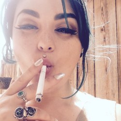 sexysmokingbabes18:  compulsion2smoke:  —Sexy brunette Goddess Lavender!!  Sexy Smoking Babe 