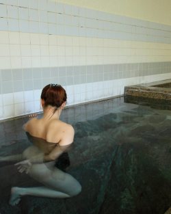 Japanese onsen, via oguro.keita  岡山県 郷緑温泉「郷緑館」岩の切れ目から湧く源泉をそのまま風呂にしたもの。38℃のぬる湯がたまりません。貸切での利用です。  