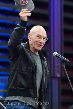 fuckyeah-nerdery:  pileofmonkeys:  lemonsweetie:  Let me tell you a thing, about an amazing man named Patrick Stewart  I went to Comicpalooza this weekend and I was full of nervous energy as I was standing in line to ask Sir Patrick Stewart a question