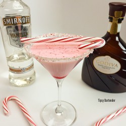 dominantlife:  tipsybartender:  ▃▃▃▃▃▃▃▃▃▃▃▃▃▃▃▃▃▃▃▃▃▃▃▃  ​This is THE REAL CANDY CANE COCKTAIL. The base of this drink is crushed candy cane and booze…it’s freakin’ delicious. Click on the link