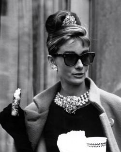 gatabella:  Audrey Hepburn on the set of Breakfast At Tiffany’s, 1961