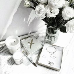 theiconcreative:  Friday night style on point ▪️ #Friday #friyay #onpoint #style #decor #desk #workspace #roses #deskporn #white #marble #interior #inspo #love #instadaily #jotitdown 📷 via @anniewlkwok by jotitdownco http://ift.tt/1pB7rid 
