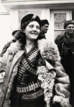 Thomas Arkady Shaikhet - Olga Mekheda, Partisan Girl, 1942. Olga Mekheda, la femme d’un guérillero du mouvement de résistance soviétique, est devenue une héroïne célébrée pour son courage. Enceinte et, plus tard, avec son bébé dans les bras,