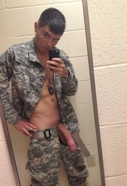 majdad-military:  Major Dad’s Military nudes 1039   Amazing what Photoshop can do for the ego… 