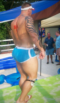 blknredbearsfl:  blkmike:  Get sniffing  Love the lifeguard tattoo on his back!