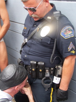 daddysbottom:  It was a bold, ballsy move. But when he rubbed the uniformed officer’s bulge in his tight pants and the officer didn’t flinch, Ed decided to go for it. While the gay pride parade festivities was still going on around them, Ed knelt