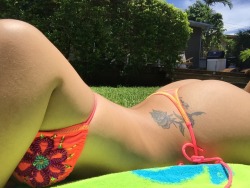 xowildrosexo:  There’s nothing like that FL ☀️☀️ tanning my body out side getting nice and dark 🙋🏽🙋🏽🌴🌺 xowildRosexo #Colombiana #latina #funinthesun I just need someone to rub some baby oil on me ! 😈💦💦