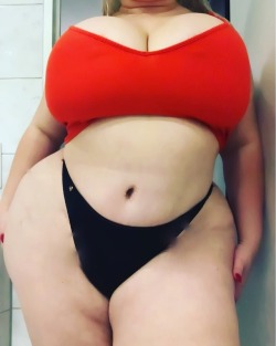natasha-crown-official:Black and red theme ;) #redlips #thick #bootybootybooty #natashacrown #hourglassfigure #thickness #pawgs #pawgbooty #booty🍑