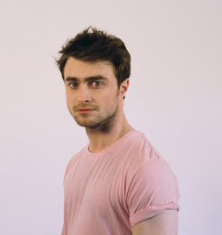 timotei777:  Oh!  Look it’s Daniel Radcliff who played “Harry Potter” in the films by the same name. 