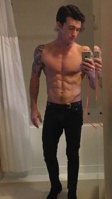 biblogdude:  randomhotness123: Drake Bell leaked nudes. Thank you to the leaker for these! I’d swallow that!