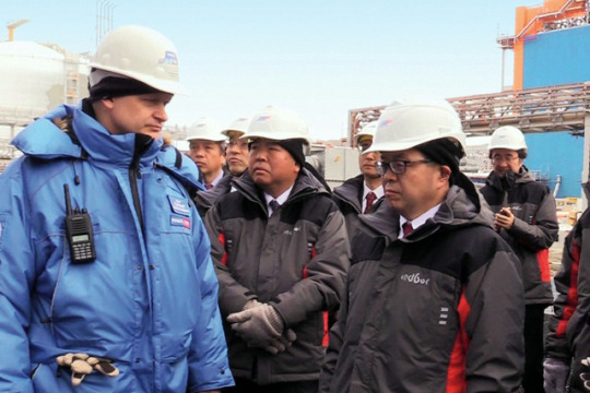 Minister Hiroshige Sekō inspecting Yamal LNG