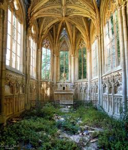 abandonedography:    La chapelle de l'ange au violon   (Source) 