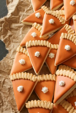 continuants:  foodopia:  Mini Pumpkin Pie Slice Cookies  omg i need this.