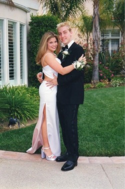gleefulmurmur:  “A lot of people in disbelief that Lance Bass and I went to prom together. He asked me with 12 roses and a cute note!” -Danielle Fishel   Topanga😍😍😍
