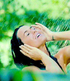 hollygossip:  katy Perry Roar Music Video   a Gif  Katy Perry Gif in Roar   View Post 