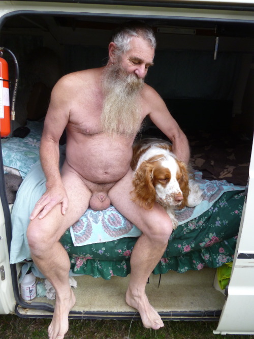 themostfamousexhibitionists:  nudistpete:  my best mate! Bracknell in Tas  Expose Yourself to the World - http://revealinginsights.tumblr.com/ serious exposure/ humiliation– full face   body, i.d   contact details    The Most Famous Exhibitionists