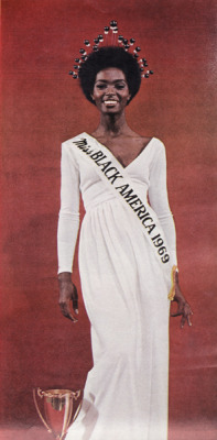 yeman-jah:  That black crown is the shit! fuckyeahdarkgirls:  http://fuckyeahdarkgirls.tumblr.com/   We need ti bring these days back, admiring our own beauty standard