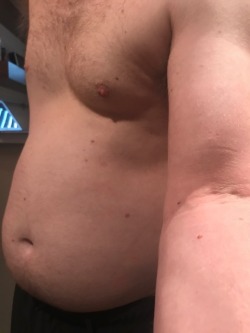 blogartus:  ballguttxdude: 7/2/17. drank beer all afternoon. What do y'all think? I’m 220 lbs tonight, jeez!! repost if you wouldn’t mind!  Do this every afternoon and update us in two weeks.   Nice belly