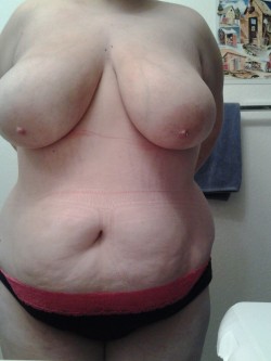 mermaiddreamsandkittenthings:  I don’t have perky boobs or a flat stomach, but dayuuuum I look good ;D