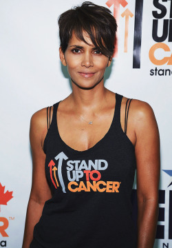 queenhalle:  Halle Berry keeps it chic while