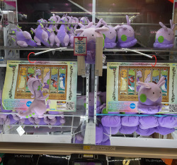 goodrops:  zombiemiki:  Super DX Goomies and Goodras at a Sega game center.The Goomy in the last picture looks as if it’s saying, “please, someone win me and take me away from this strange place.”  want! &lt;3