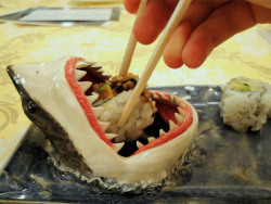 sauzagold:  moegreen019:  Shark Sushi Plate by Avigayil / Aviceramics  Holy shit, I need this. 