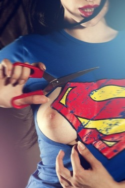 terracottainn:  I just thought this was so cute. It’s how I love to “wear&quot; tops. Enjoy life nude, it’s much more fun. MC http://terracottainnblog.com nudeforjoy:  How to make a super shirt better.  
