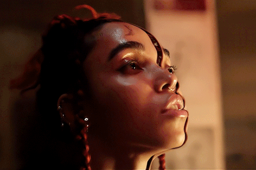 neocitys: So it’s time, and it’s a sad day for sure.Would you make a, make a, make a wish on my love? SAD DAY | FKA twigs 