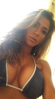  Arianny CelesteReal name: Penelope LopezBirthday: November 12, 1985Height: 1.68 m (5 ft 6 in)Ethnicity:  Mexican and Filipinohttps://twitter.com/ariannycelestehttps://instagram.com/ariannyceleste/  
