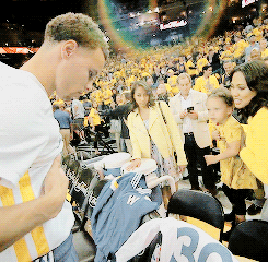 caliphorniaqueen:  lookatcurryman:Riley Curry mimics her dads chest bump and gives a kiss before game 1   I’m not over this 