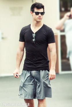 famousmeat:  Taylor Lautner bulges on a windy day 