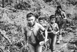 Akuntsu during the first official contact. Photo: Marcos Mendes, 1995. Via Povos Indigenas no Brasil