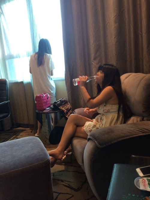 Porn chinagoodlover:    酒店双飞两个正妹——前凸后翘 photos