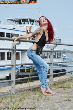 Here we go with another batch of non-nude pictures from the BAREFOOT NUDITY TOUR 2015.. starring our gorgeous 24/7/365 barefoot superstar RED-X!2 PHOTOSETS in this week&rsquo;s special update!http://barefoot-urban-girls.com/pictures.htmlhttp://barefoot-ur