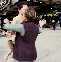 poeedamervn:  Daisy Ridley and Carrie Fisher dancing on the set of the Force Awakens 