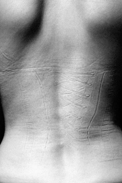 asanaambitions:  therealcoleyy:  nachtbilder:  Justin Bartels - Impression (2012)  I can’t not reblog this.  This is the best thing on the Internet. We undress everyday and it shows us how confined we are. Those imprints show how uncomfortable we are