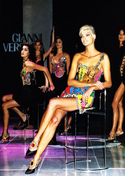 lalinda-evangelista:  Yasmeen Ghauri,Claudia Schiffer,Cindy Crawford, Linda Evangelista &amp; Marpessa Hennink for Versace (90s)