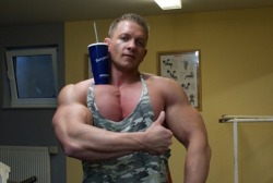 I like daddy muscle