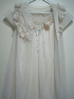 cultpartykeifinds:  Cream peignoir and nightgown set 19.99 usd 