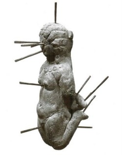 The &lsquo;Louvre Doll&rsquo; found in a jar with an inscribed tablet. It depicts a nude woman in a kneeling position pierced by thirteen needles. An experiment of coercion dating back to ancient times. In other words, it was the French who invented &ldqu