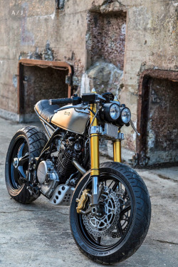 thebestmotorcycles:  skililo:  Robinsons’ XL600R shared by Luke Inazuma and Inazuma Cafè Racer  THE BEST MOTORCYCLES 